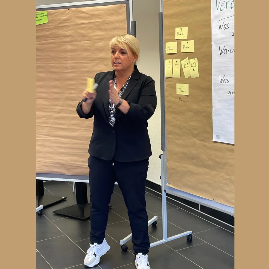 Claudia Conen leitet einen Workshop am Flipchart
