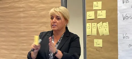 Claudia Conen im Workshop an der Moderationswand