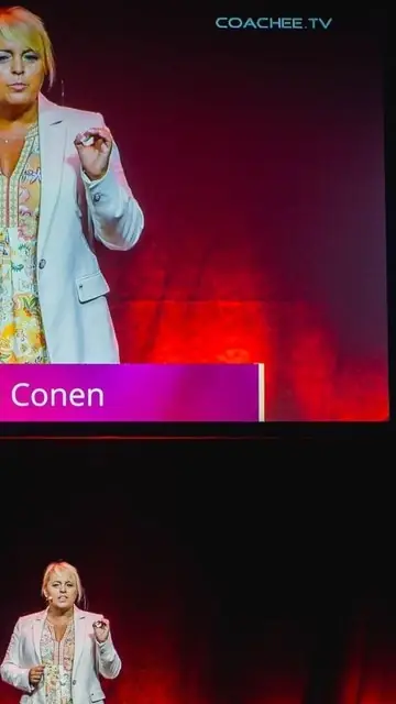 Claudia Conen auf der Bühne, groß auf der Leinwand