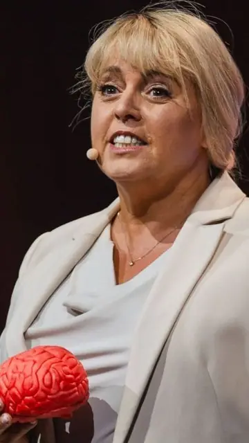 Claudia Conen mit einem Gehirnmodell in der Hand