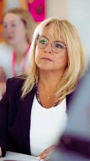 Claudia Conen hört im Gespräch aufmerksam zu