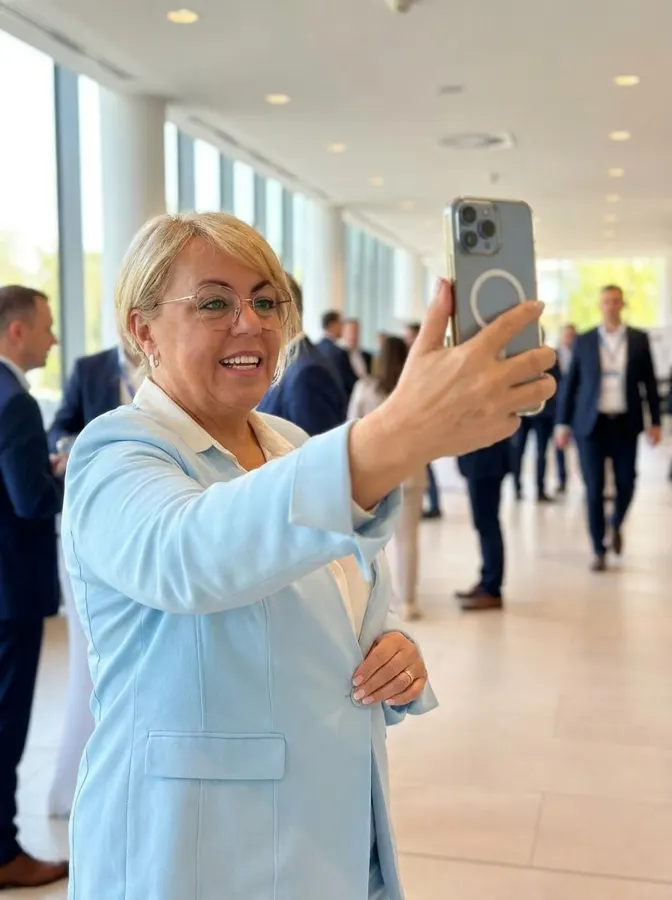 Claudia Conen filmt sich mit dem Handy