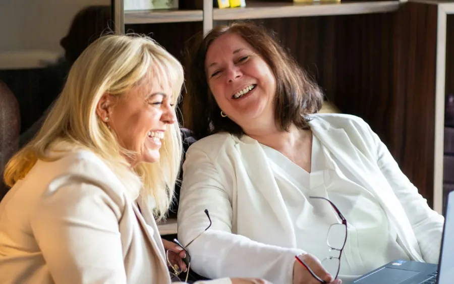 Gabi Lindemann und Claudia Conen lachen gemeinsam