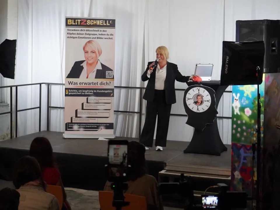 Claudia Conen auf der Bühne einer Benefizveranstaltung