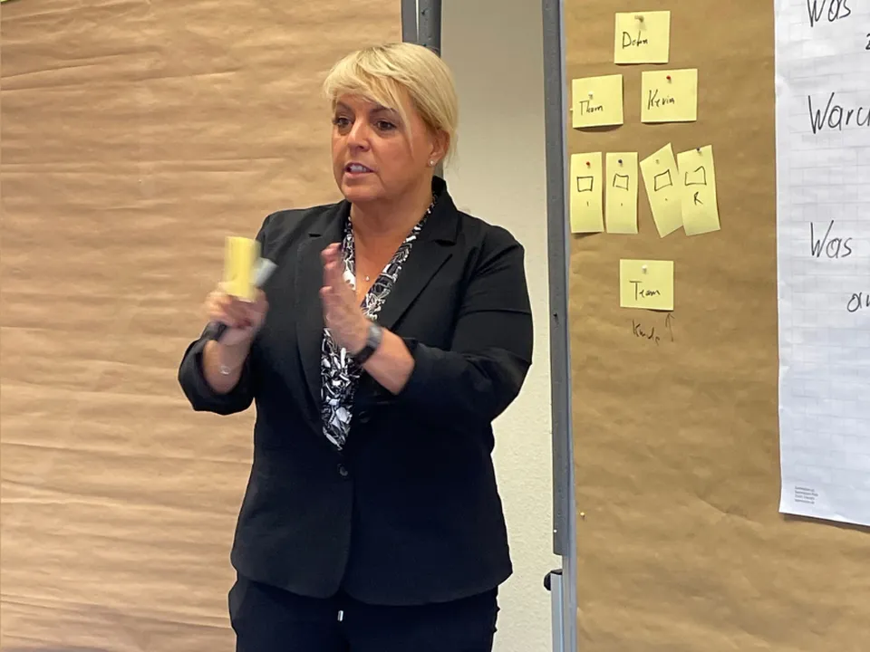 Claudia Conen im Workshop vor den Moderationswänden