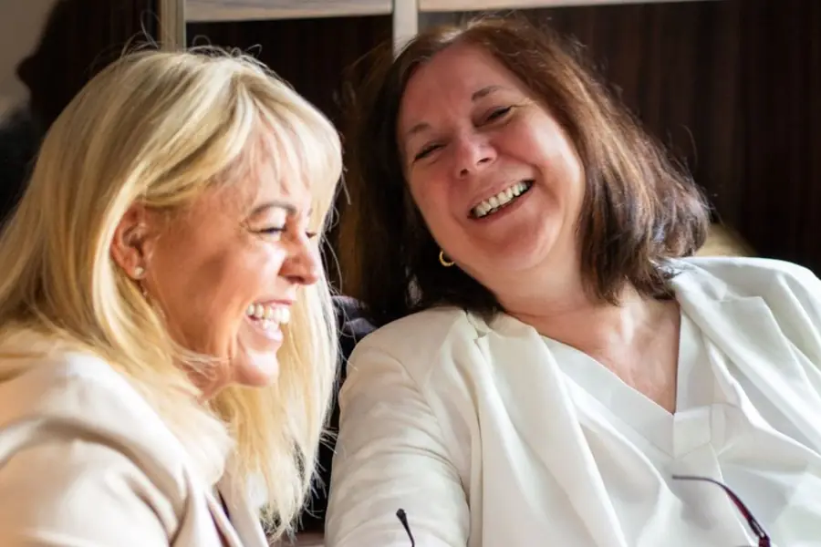 Claudia Conen und Gabi Lindemann lachen zusammen