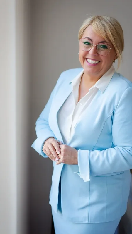 Claudia Conen im hellblauen Blazer, Porträt