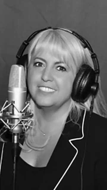 Claudia Conen am Mikrofon im Tonstudio